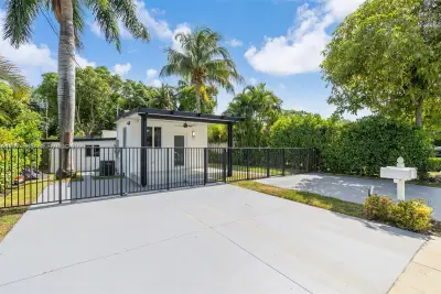 330 NW 82nd Ter, Miami: photo 1 of 33