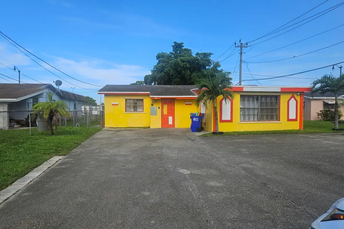 1081 NW 24th Ave, Pompano Beach: photo 1 of 8