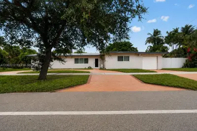 17200 NE 15th Ave, North Miami Beach: photo 1 of 44