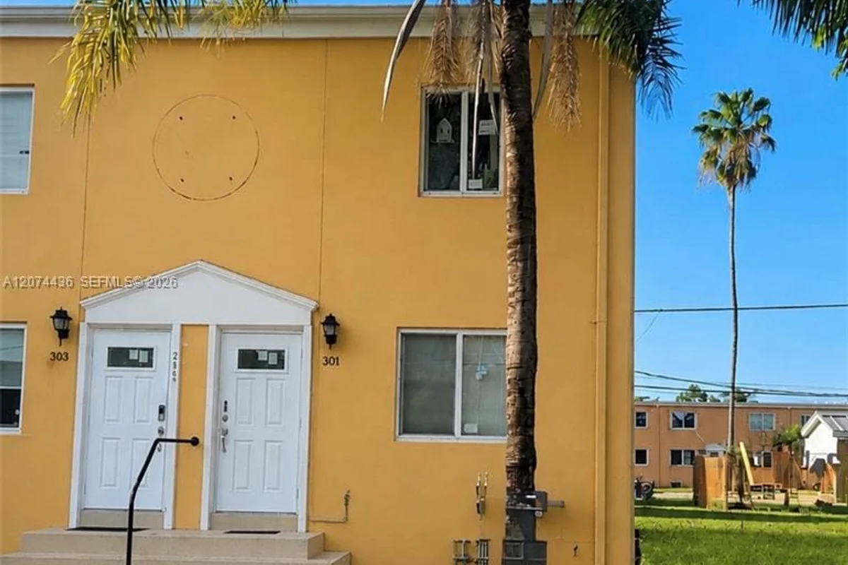 301 NW 84th St, Miami: photo 1 of 9