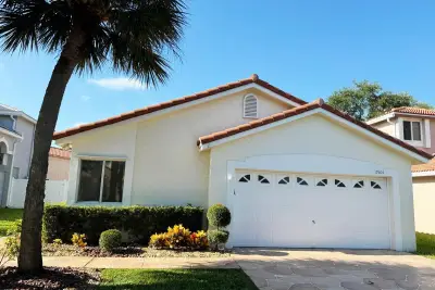 17904 SW 1st St, Pembroke Pines: photo 1 of 12