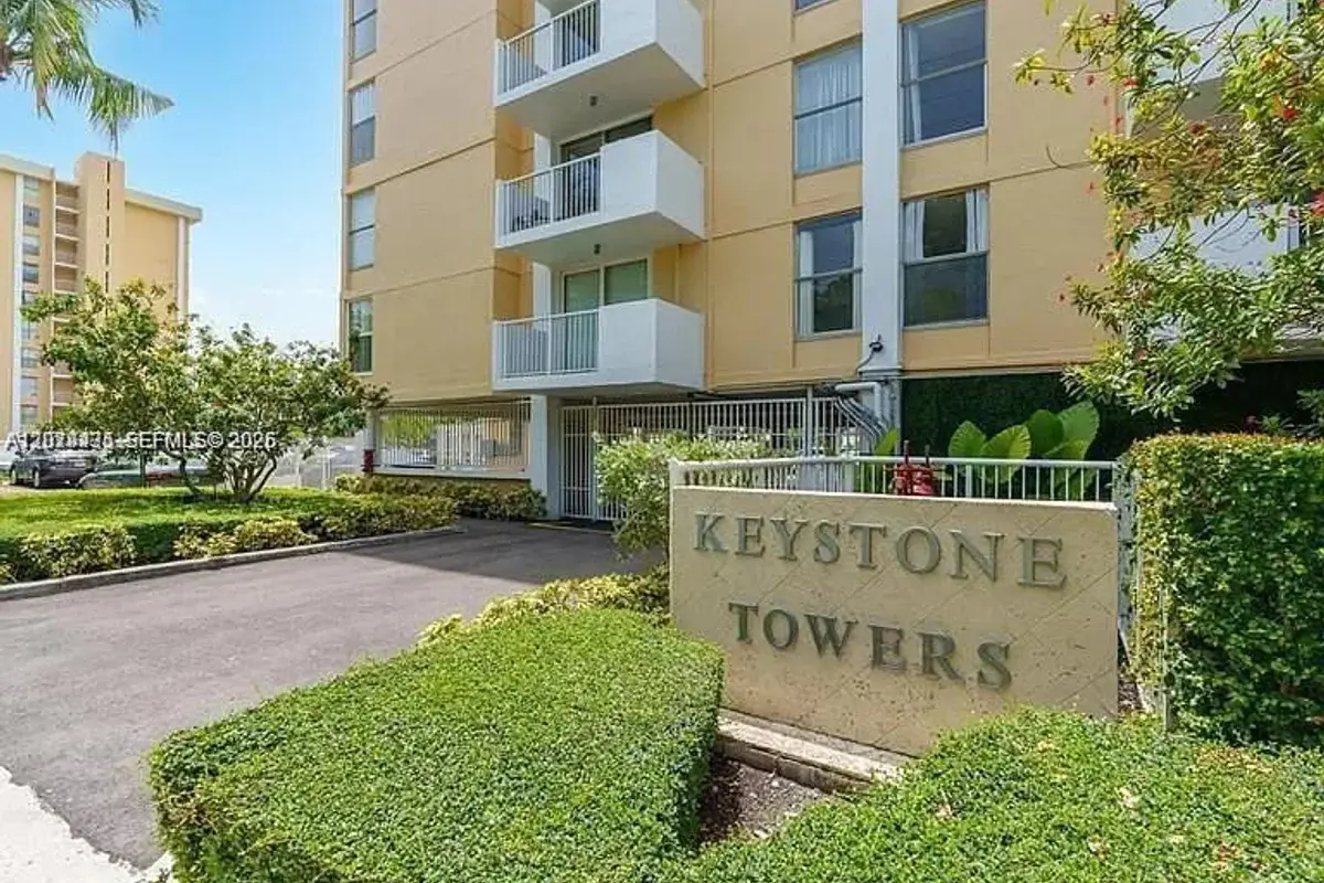 2000 NE 135th St #609, North Miami: photo 1 of 16