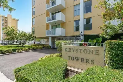 2000 NE 135th St #609, North Miami: photo 1 of 16