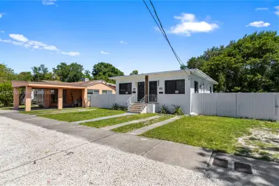 1040 NW 35th St, Miami: photo 1 of 12