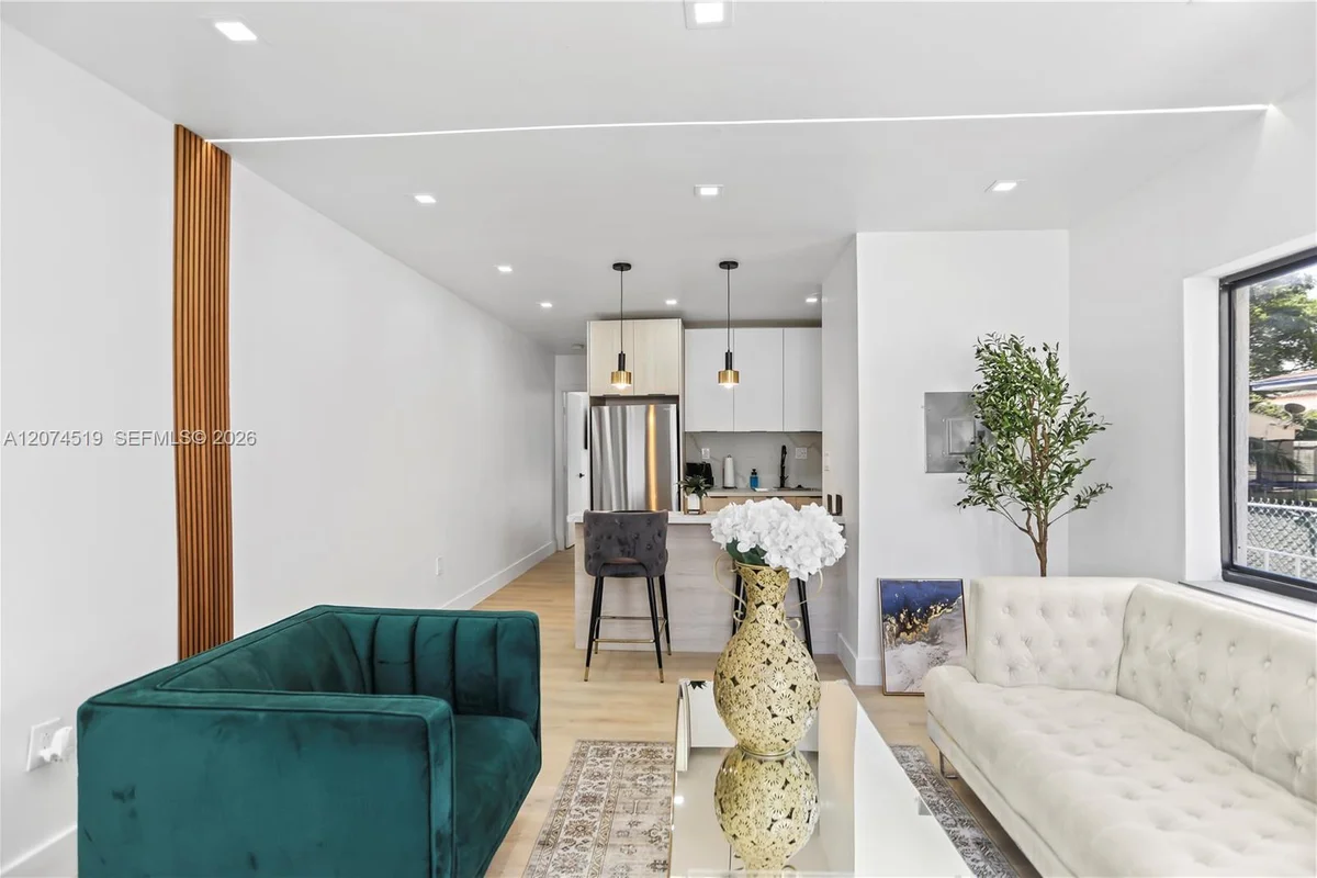 1040 NW 35th St #1042, Miami: photo 1 of 10