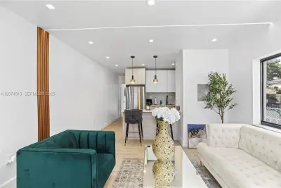 1040 NW 35th St #1042, Miami: photo 1 of 10