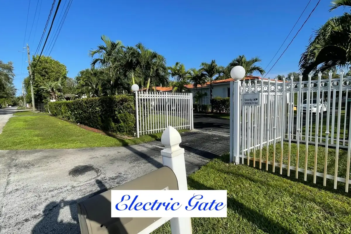 88 NE 154th St, Miami: photo 1 of 43