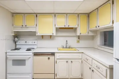 1001 Hillcrest Ct #204, Hollywood: photo 1 of 5