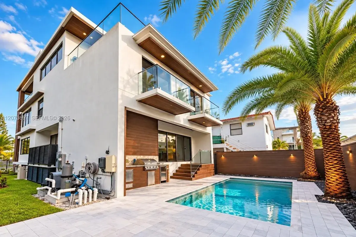 5601 N Ocean Dr, Hollywood: photo 1 of 77