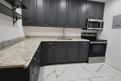 154 NW 14th Way #B, Dania Beach: photo 1 of 17