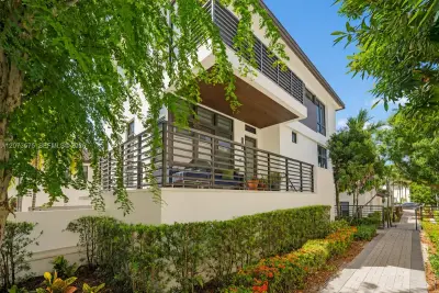 8267 NW 48th St, Doral: photo 1 of 65