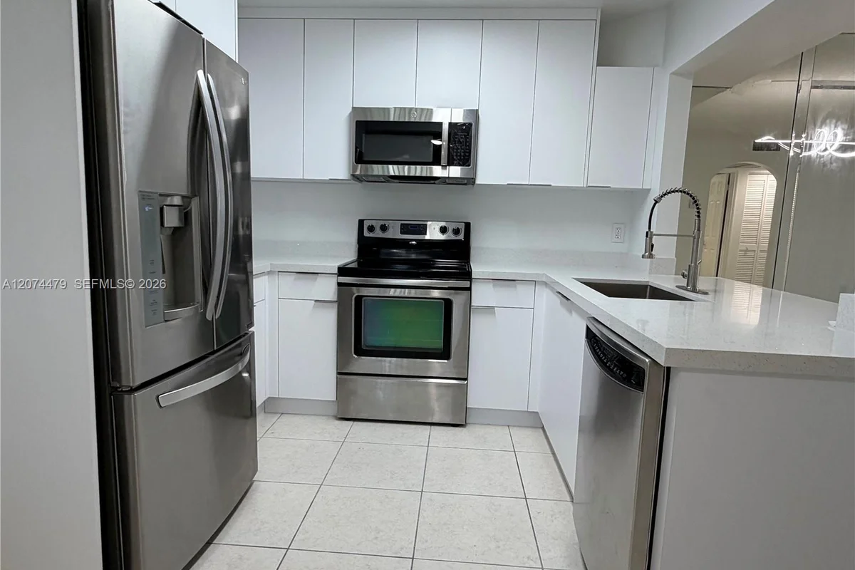 423 NE 210th Cir Ter #104-25, Miami: photo 1 of 15