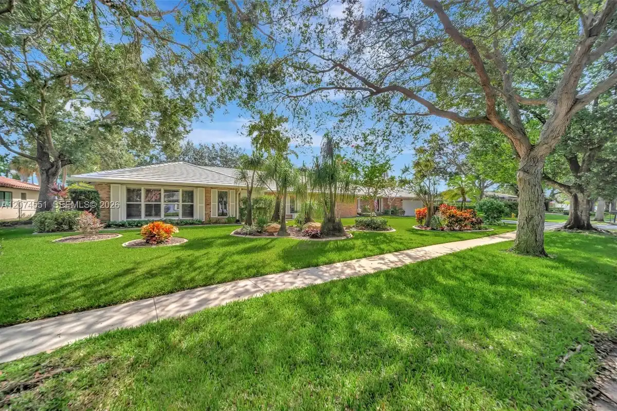 560 W Tropical Way, Plantation: photo 1 of 93