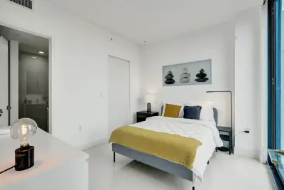 121 NE 34th St #1210, Miami: photo 1 of 31