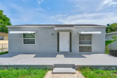 126 SE 4th St, Hallandale Beach: photo 1 of 38