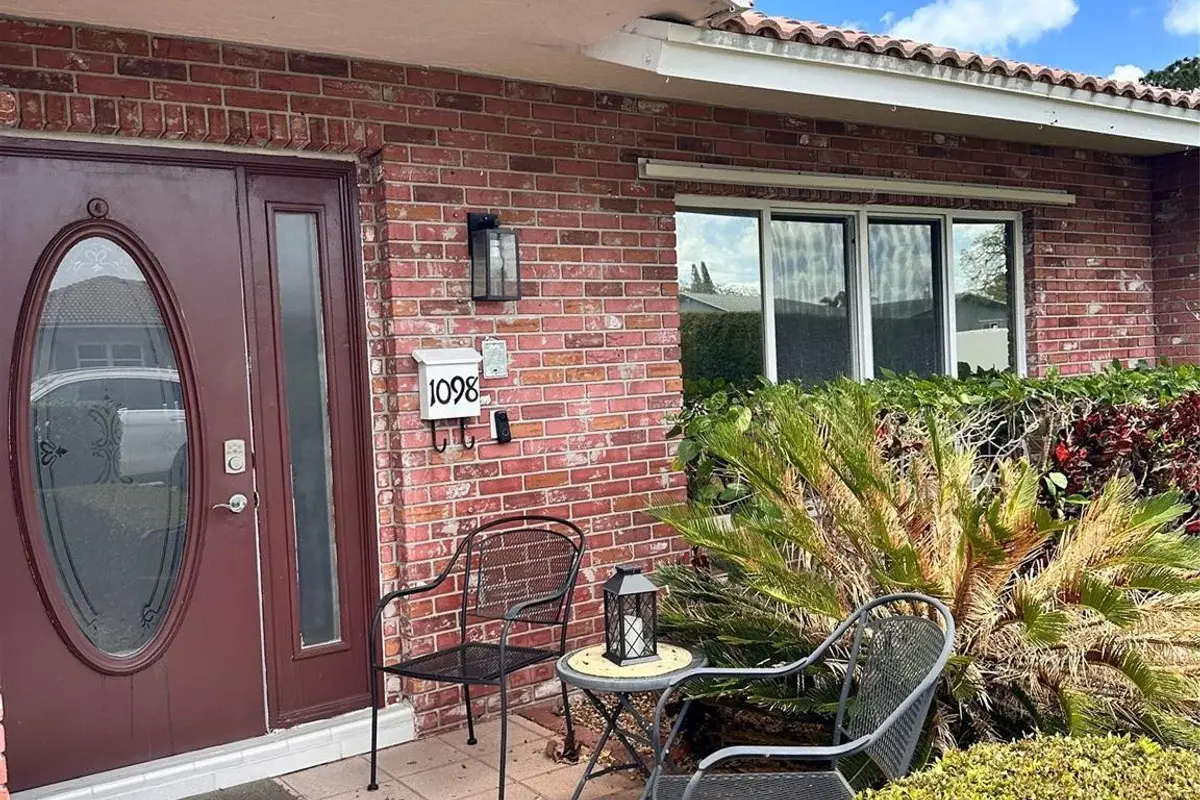 1098 NW 15th Ave, Boca Raton: photo 1 of 57
