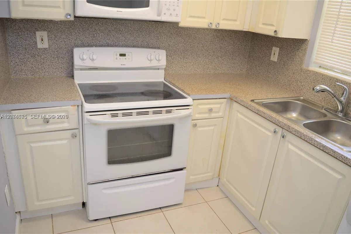 1370 NE 119th St #137004, Miami: photo 1 of 10