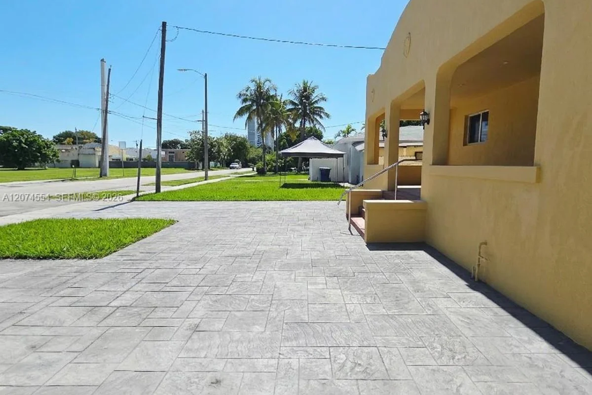 1934 NW 35th St, Miami: photo 1 of 23
