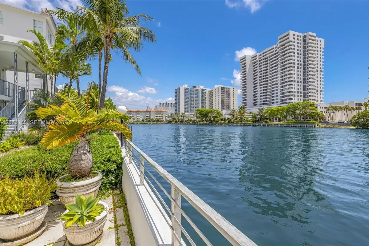 2445 Lake Pancoast Dr #4, Miami Beach: photo 1 of 33