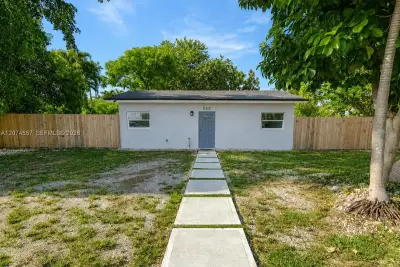 980 NW 13th St, Homestead: photo 1 of 25
