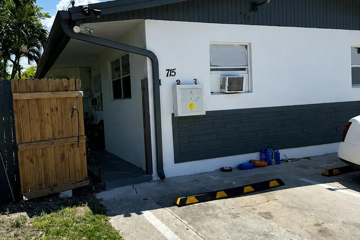 715 NW 15th Ter #1-3, Fort Lauderdale: photo 1 of 10