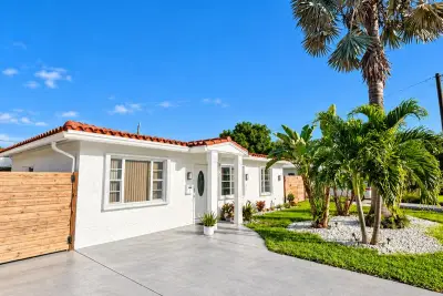 4730 NE 3rd Ave, Oakland Park: photo 1 of 13