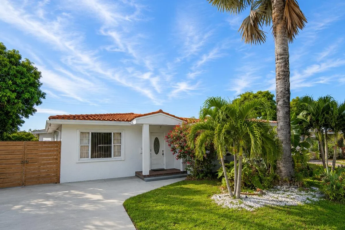 4730 NE 3rd Ave, Oakland Park: photo 1 of 13