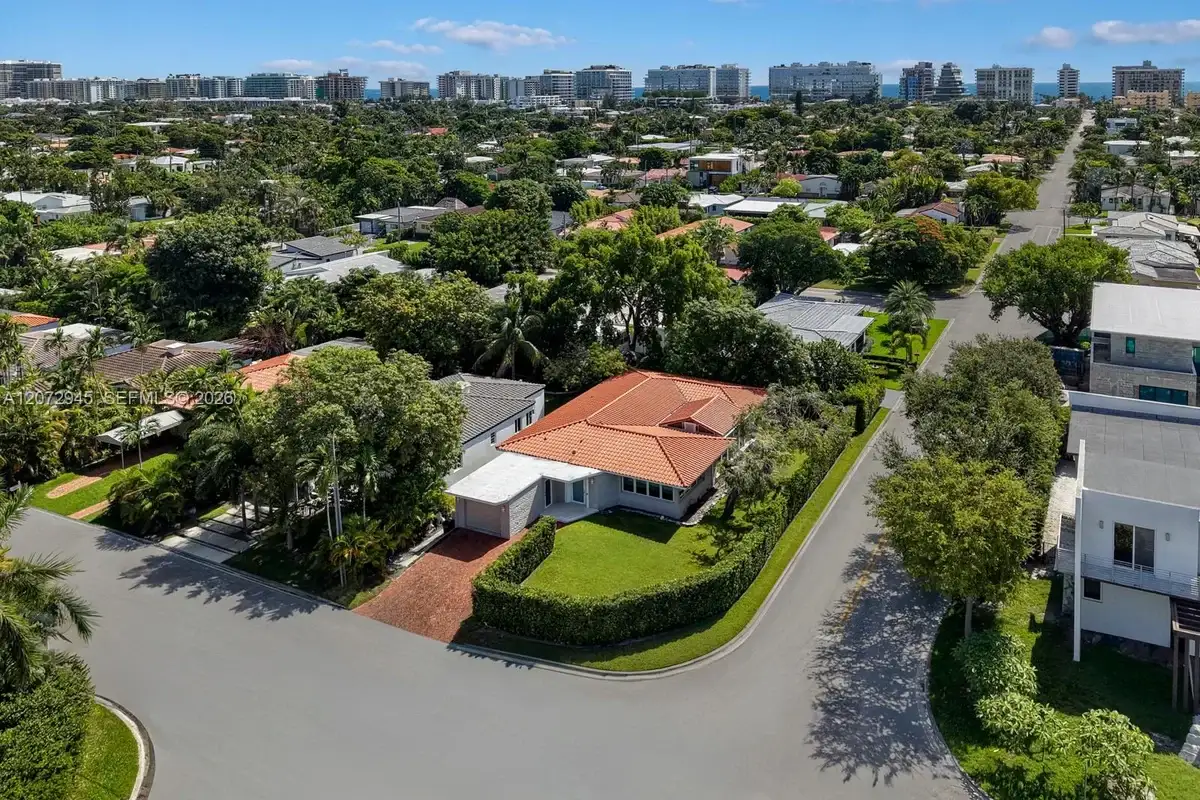 8901 Hawthorne Ave, Surfside: photo 1 of 35