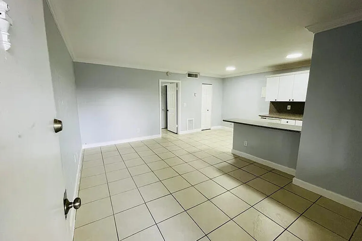 890 NW 45 Ave #32, Miami: photo 1 of 10