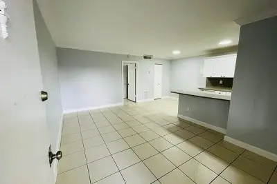 890 NW 45 Ave #32, Miami: photo 1 of 10