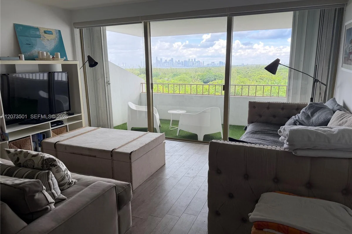 Condo in Key Biscayne: photo 1 of 14