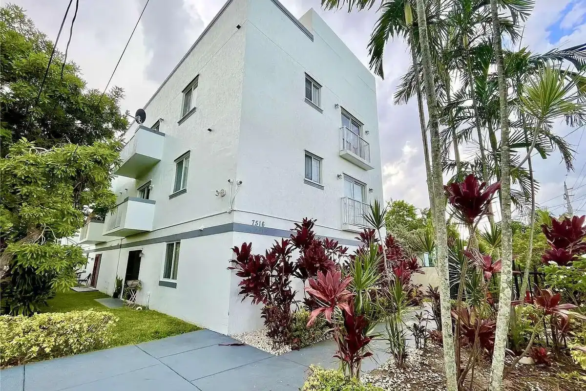 7516 NE 1 Ave #302, Miami: photo 1 of 10