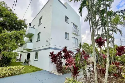 7516 NE 1 Ave #302, Miami: photo 1 of 10