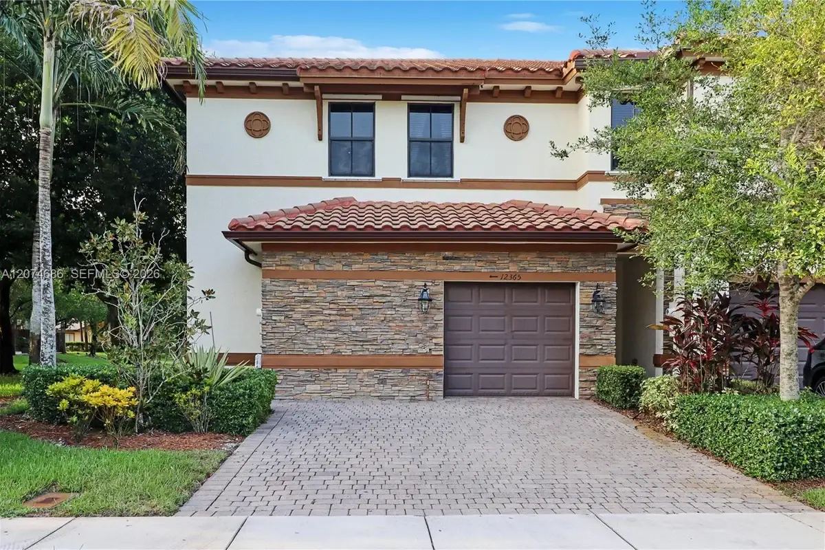 12365 S Village Cir, Davie: photo 1 of 35