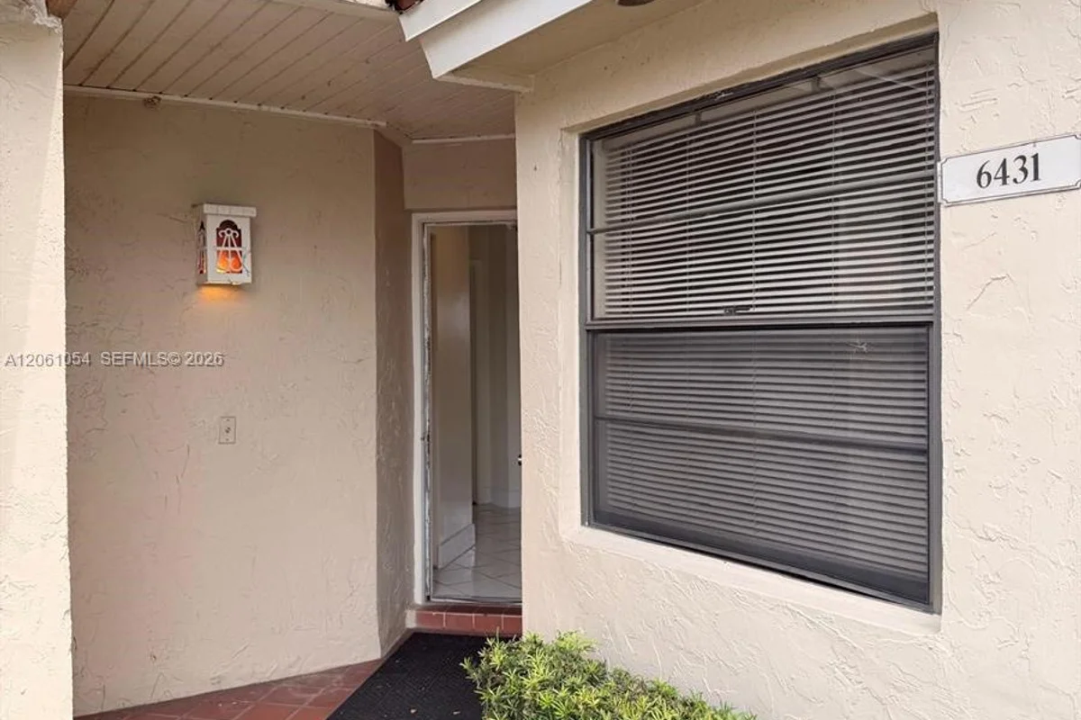 6431 NW 171st St, Hialeah: photo 1 of 17