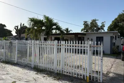 3001 NW 106th St, Miami: photo 1 of 21