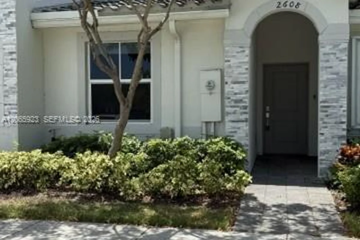 2608 SE 19th St, Homestead: photo 1 of 12