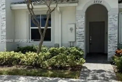 2608 SE 19th St, Homestead: photo 1 of 12