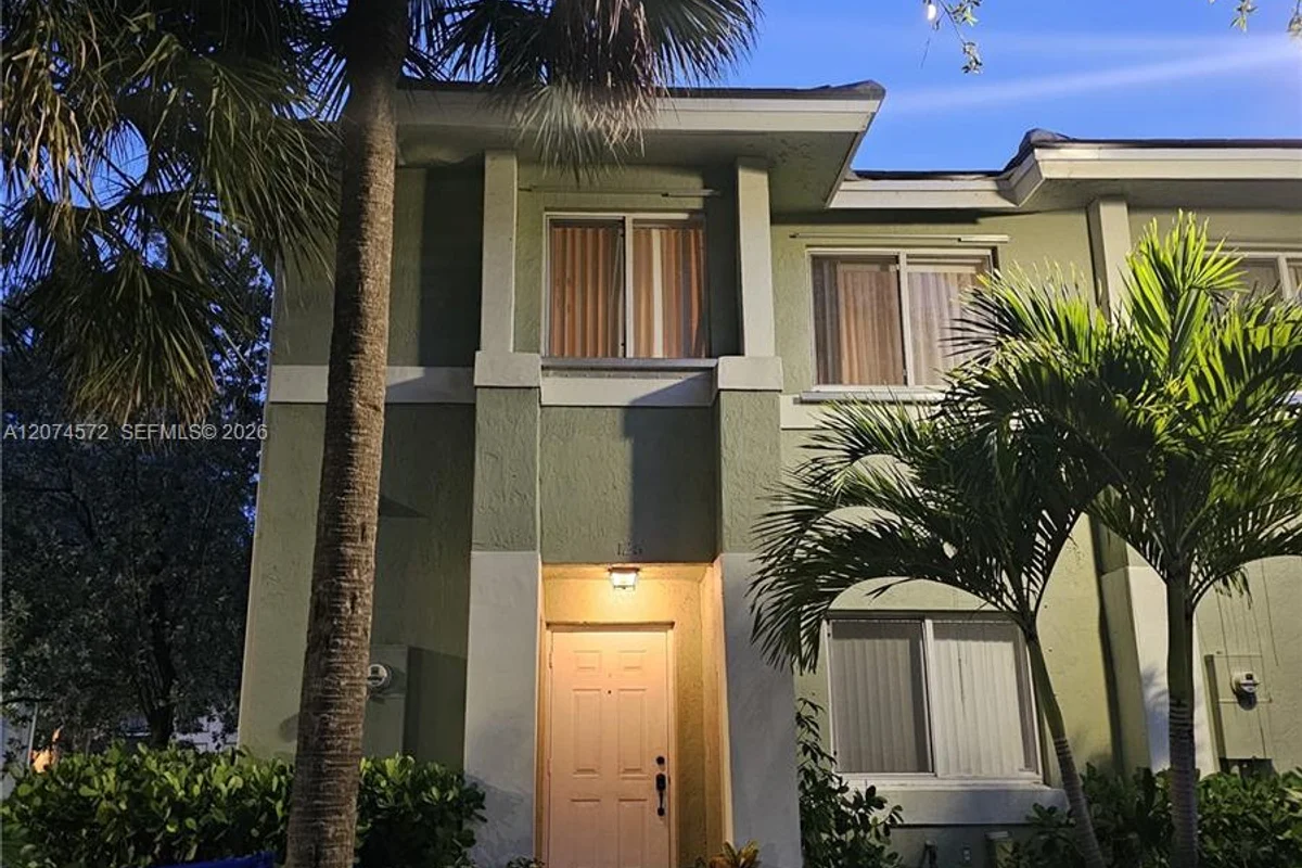 126 Hidden Ct Rd #27-D, Hollywood: photo 1 of 12