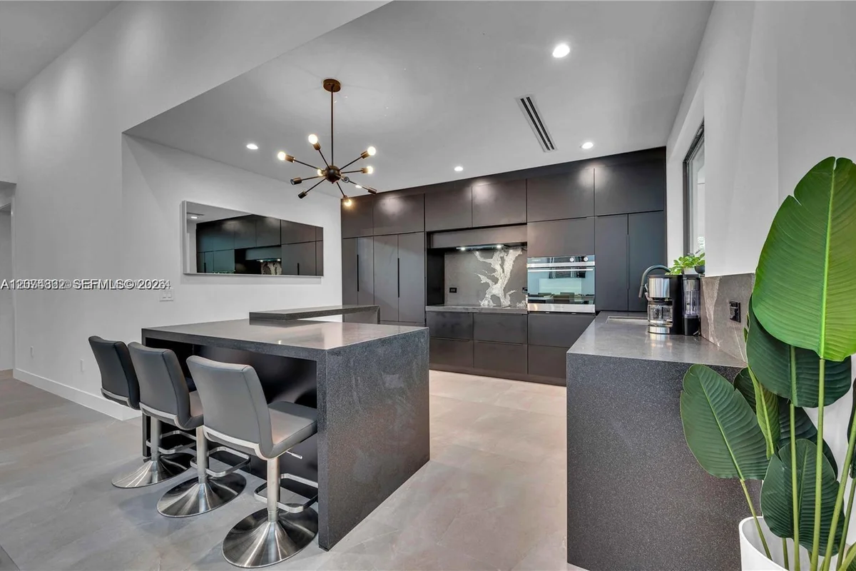 155 NW 51st St, Miami: photo 1 of 19