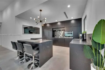 155 NW 51st St, Miami: photo 1 of 19