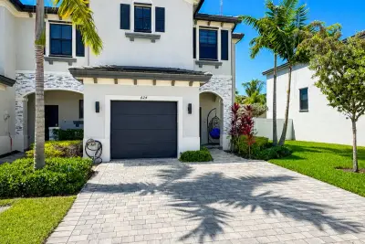 424 NW 203rd Ter, Miami Gardens: photo 1 of 27
