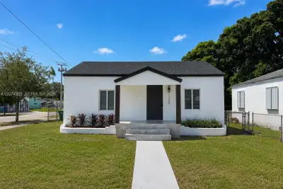 1300 NW 42nd St, Miami: photo 1 of 22
