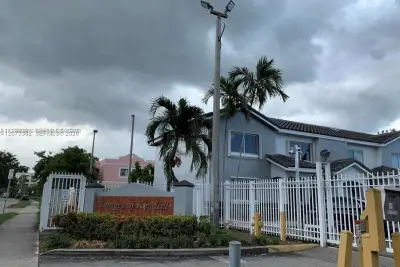 Condo in Miami: photo 1 of 17