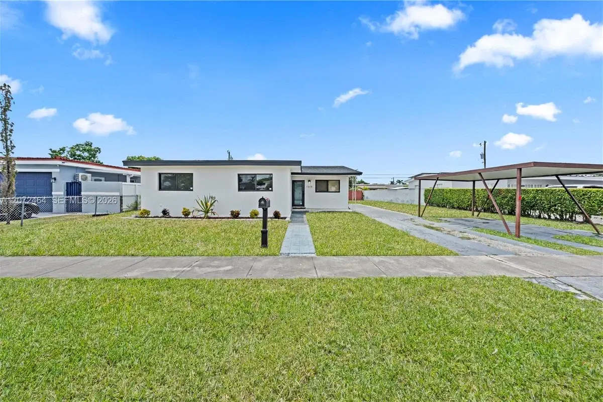 1014 W 66th St, Hialeah: photo 1 of 12
