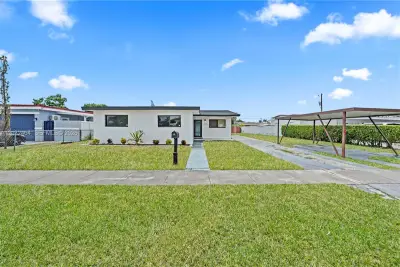 1014 W 66th St, Hialeah: photo 1 of 12