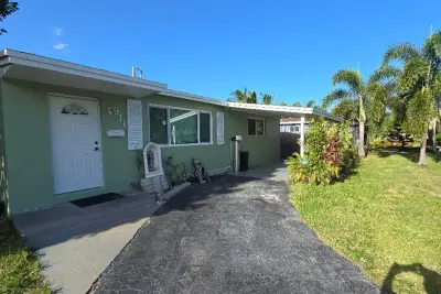 911 NE 58th St, Oakland Park: photo 1 of 19