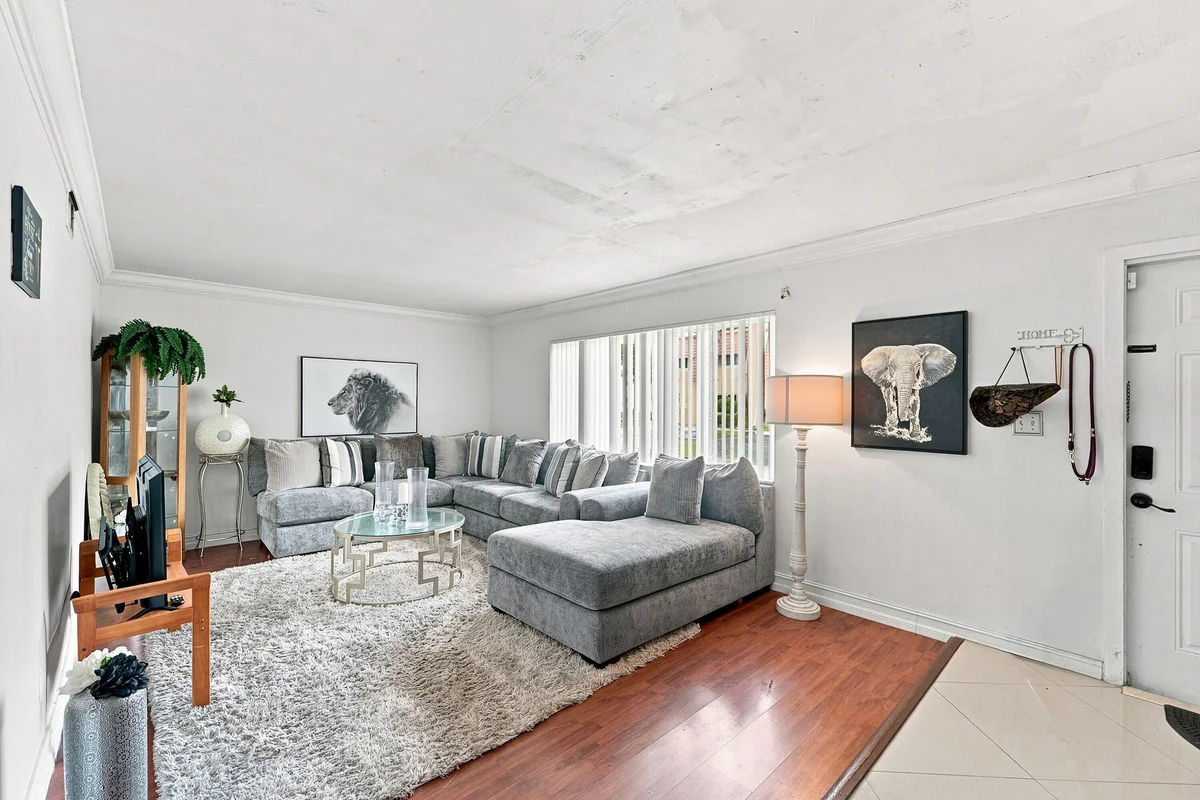 6 Spinning Wheel Ln, Tamarac: photo 1 of 25