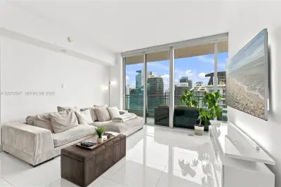 92 SW 3rd St #4904, Miami: photo 1 of 15