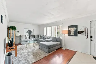 6 Spinning Wheel Ln, Tamarac: photo 1 of 25